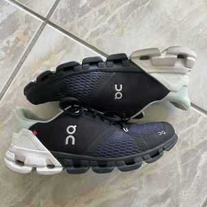 OnCloud Wide Running Sneakers